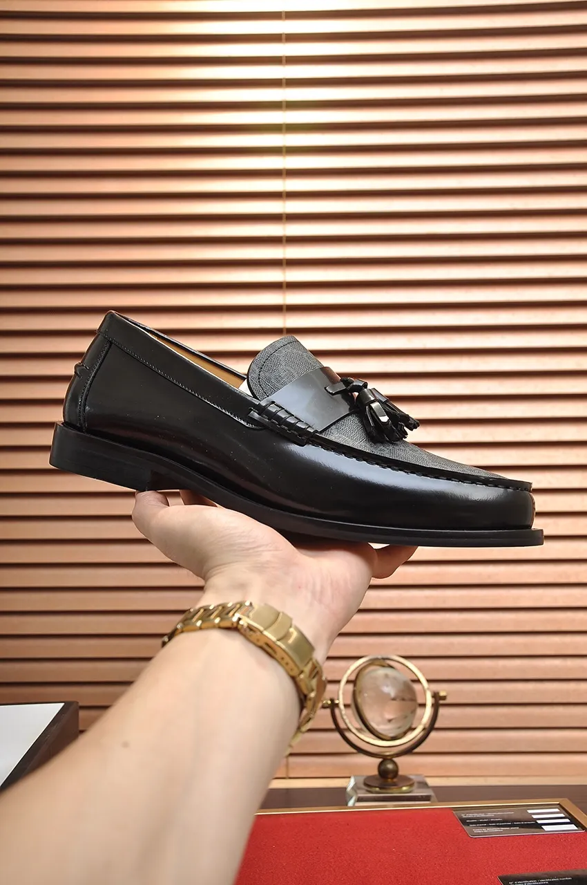Men's shoes💰560💶Italy's top luxury men's shoe giant (GUCCI) (Gucci) (full cowhide lining) new arrival🍃Original European style🔰 Pleasant to the eye😍In order to make the shoes more durable and non-deformable🌀The production continues to follow traditional methods but there is still no lack of innovation💪Choose original sheepskin for the leather♻️ Smooth and natural And extra bright ⭐Made of imported cowhide, the first choice of rich people 38-45 (45 customized)